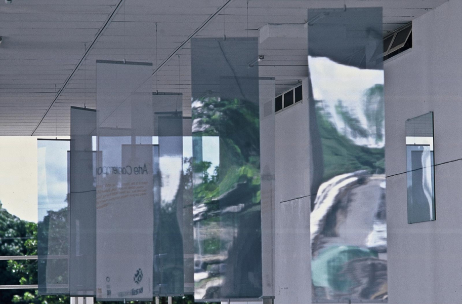 em-volta, 2002
